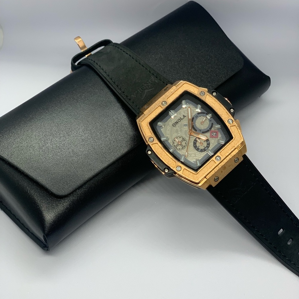 Brand new Quartz Luxury Watch comes with the case
